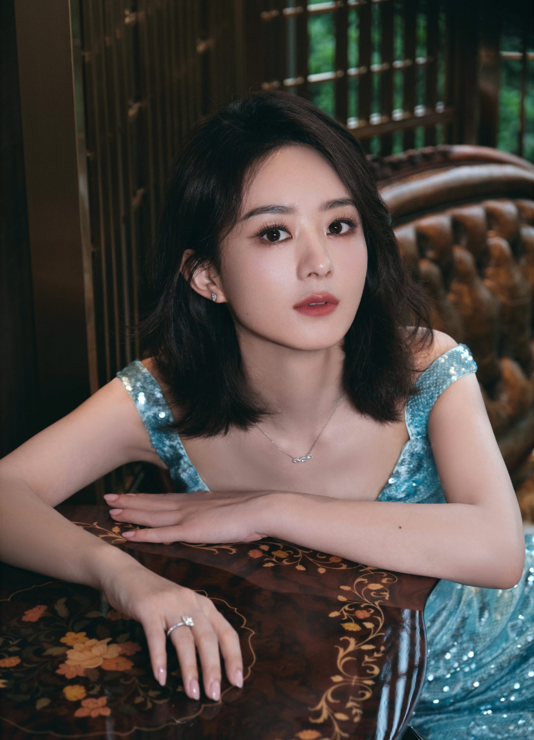 赵丽颖穿亮片蓝裙露香肩 优雅迷人似美人鱼