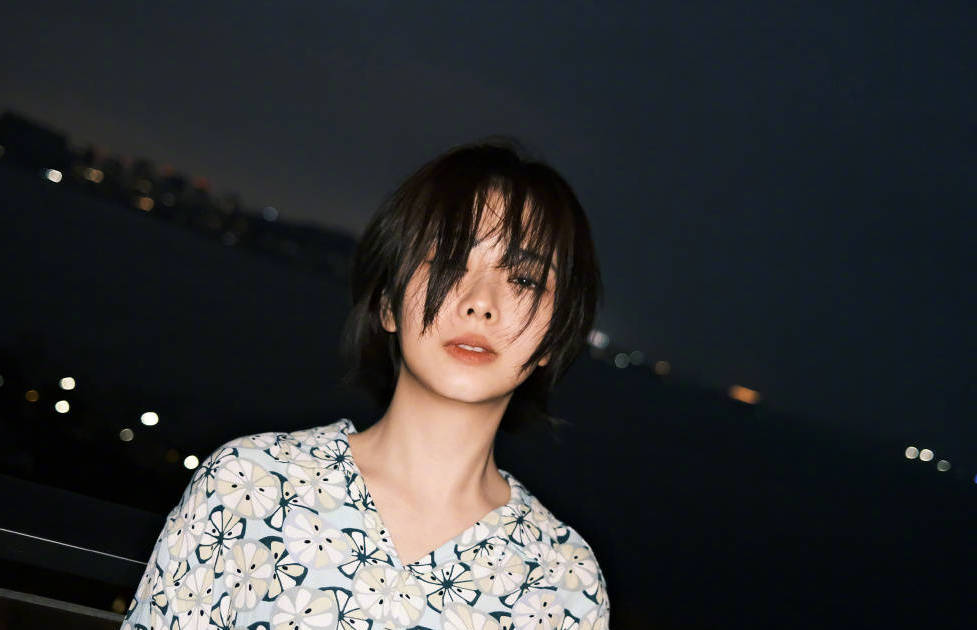 谭松韵晒花衬衫港风随拍 笑容甜美气质灵动