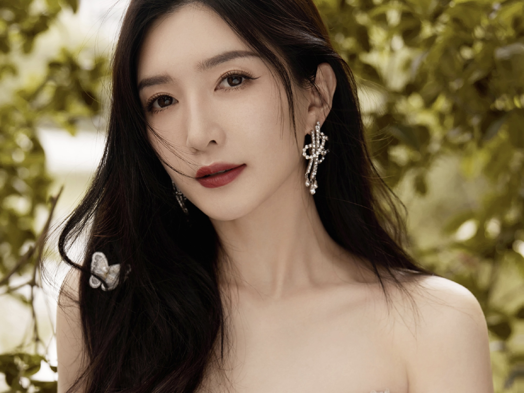 江疏影穿修身裙秀细白美腿 气质温柔似仙女
