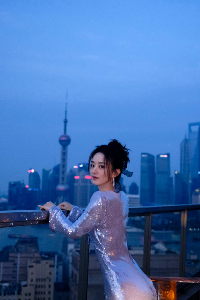 赵丽颖身穿镂空亮片裙 腰臀比优越迷人