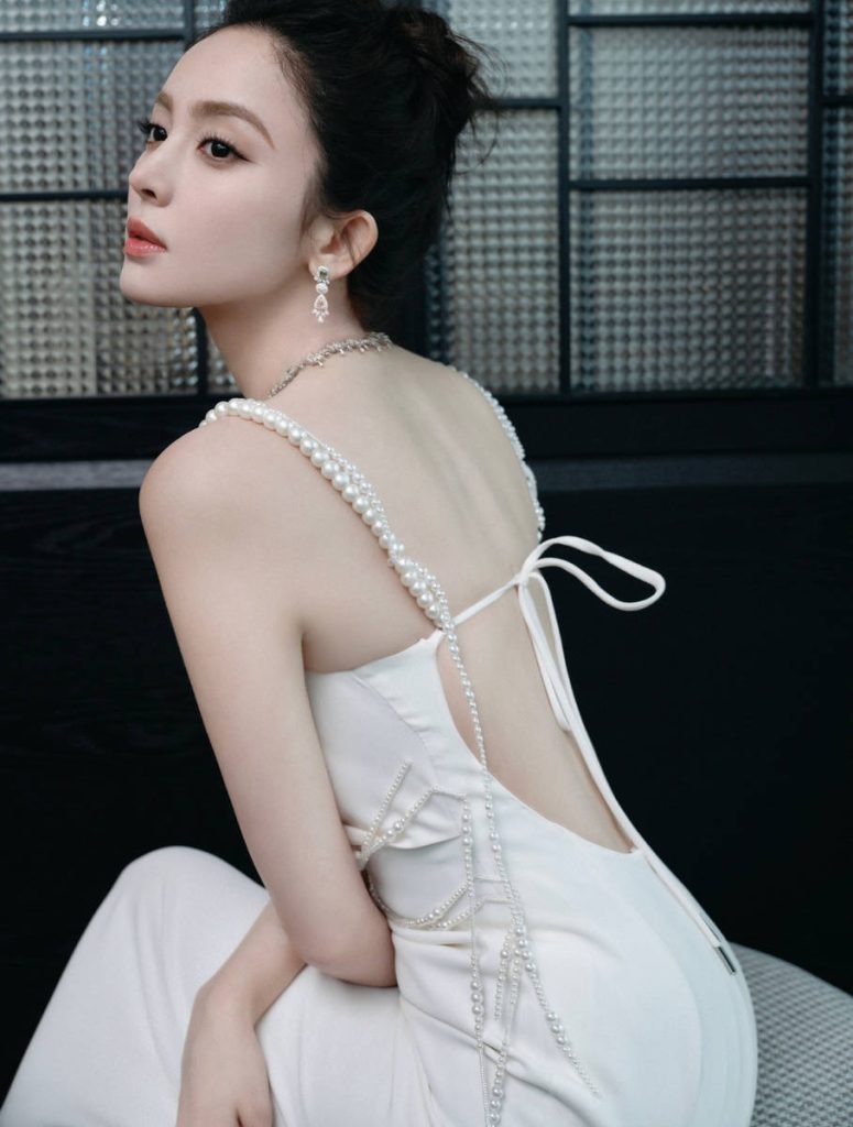 娜扎穿珍珠吊带裙露美背 仙品神颜美貌发光