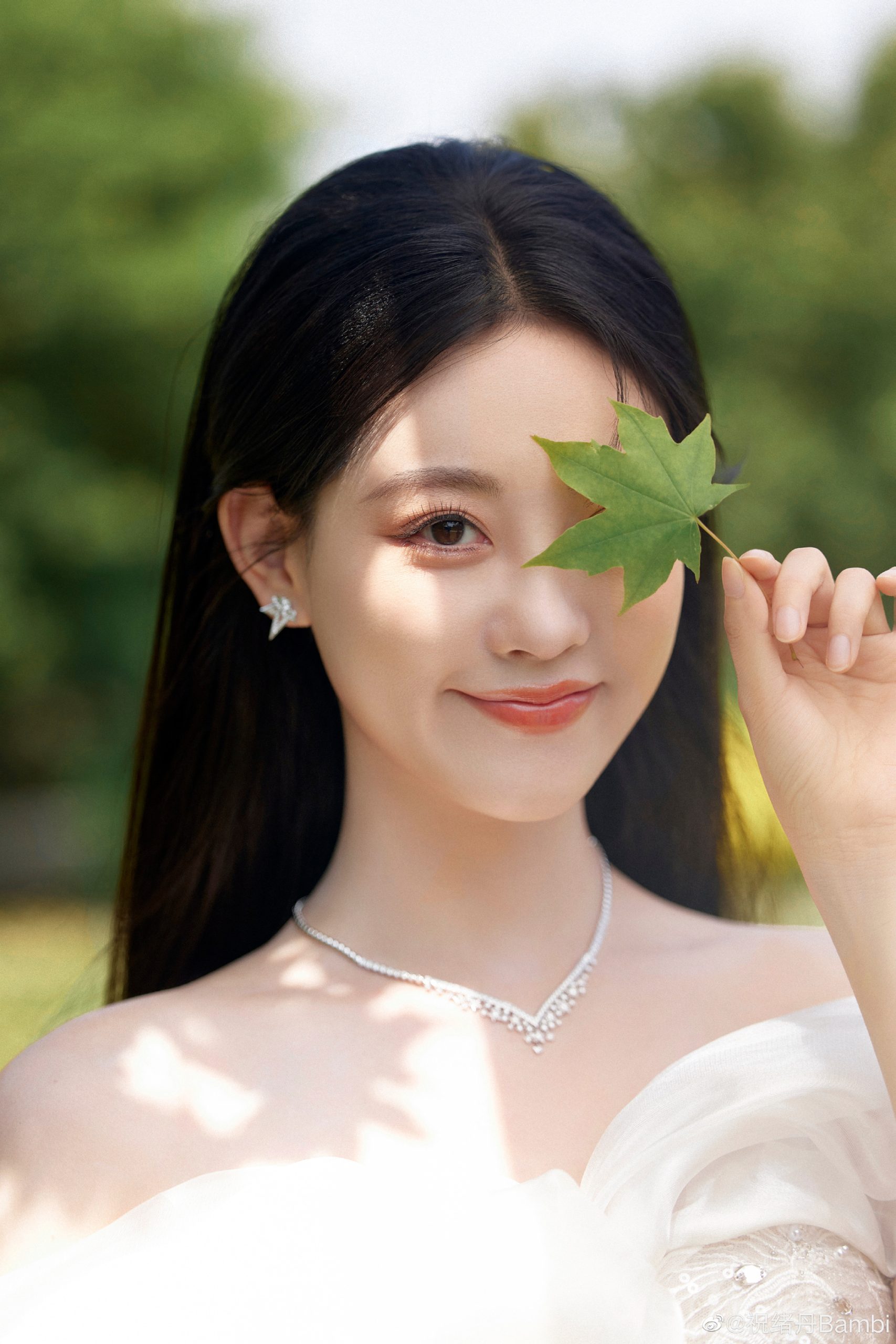祝绪丹穿公主裙大秀香肩 在阳光下人比花娇
