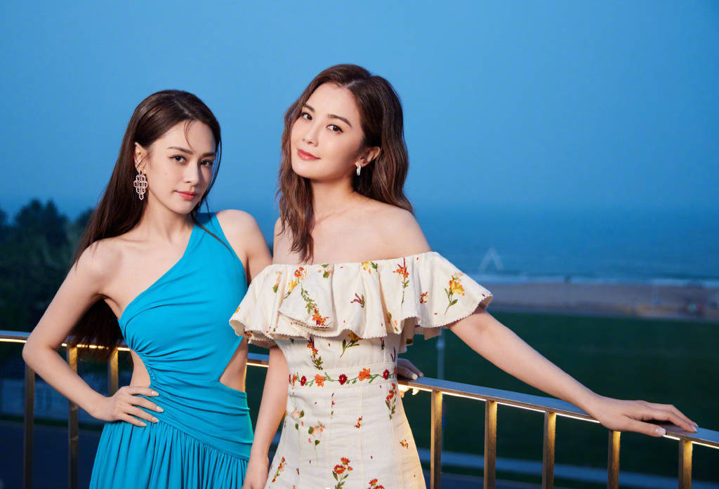Twins海边合体拍大片 穿露肩美裙好养眼