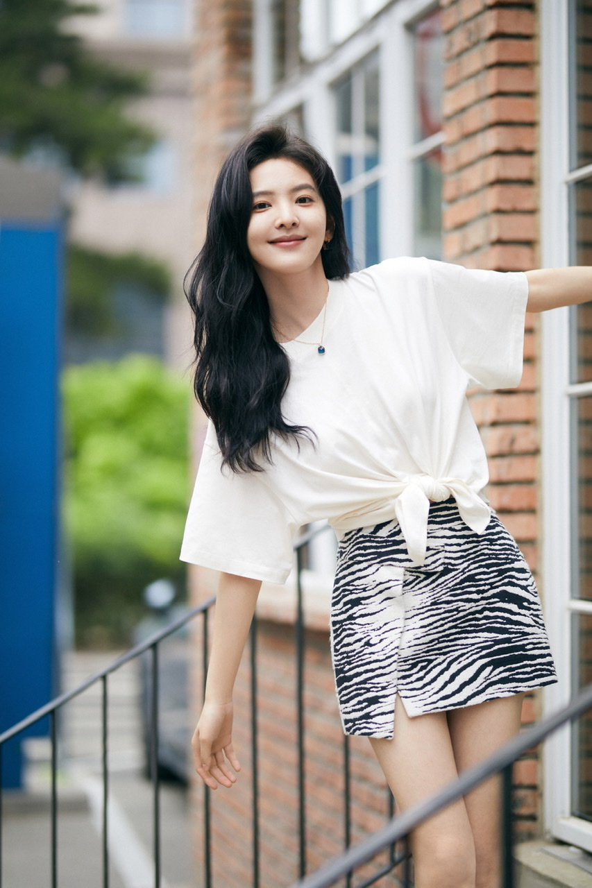 章若楠穿白T配短裙甜度满分 少女感十足