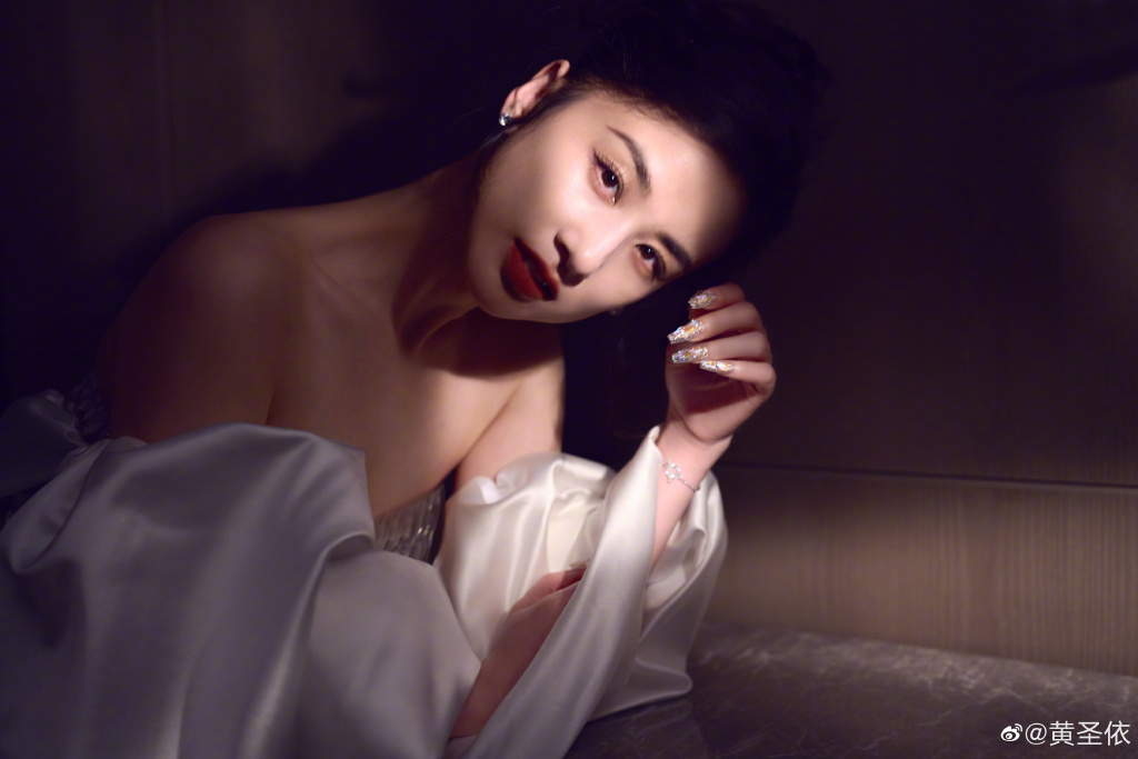 黄圣依穿纯白礼裙露背身材好 气质优雅迷人