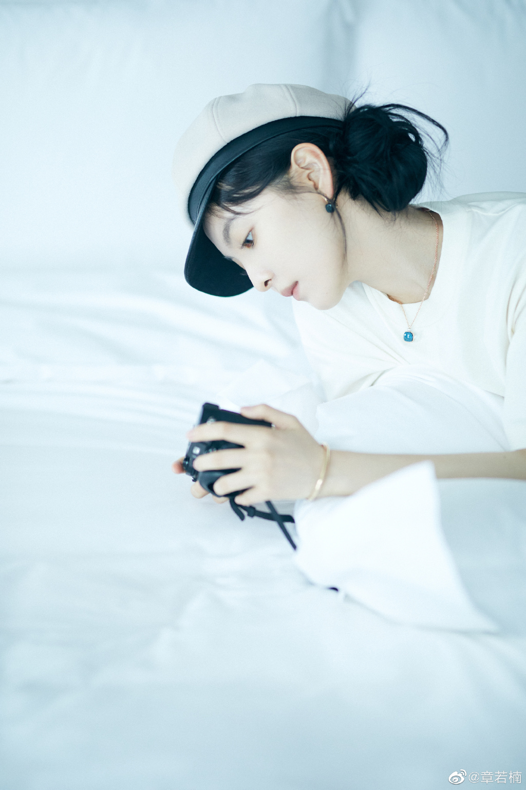 章若楠纯白氛围感写真 淡妆贝雷帽好似初恋