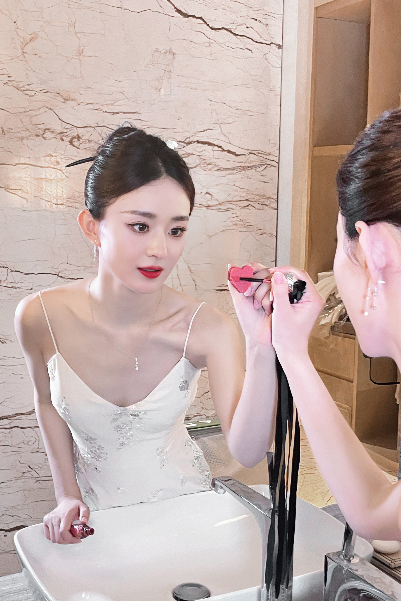 赵丽颖对镜比心美照 白色吊带肤若凝脂