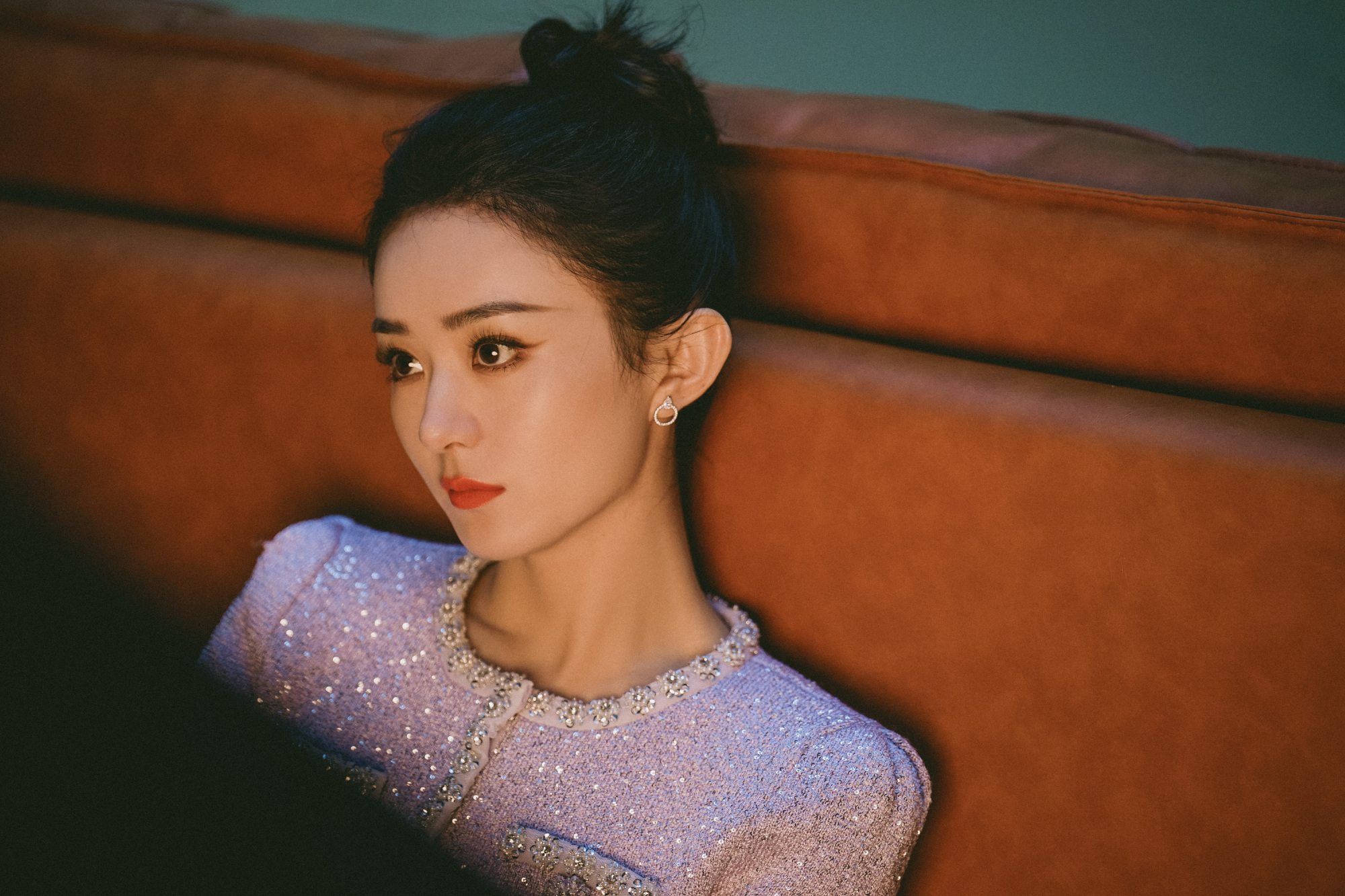 赵丽颖穿黑色露肩装 肩颈线条超吸睛