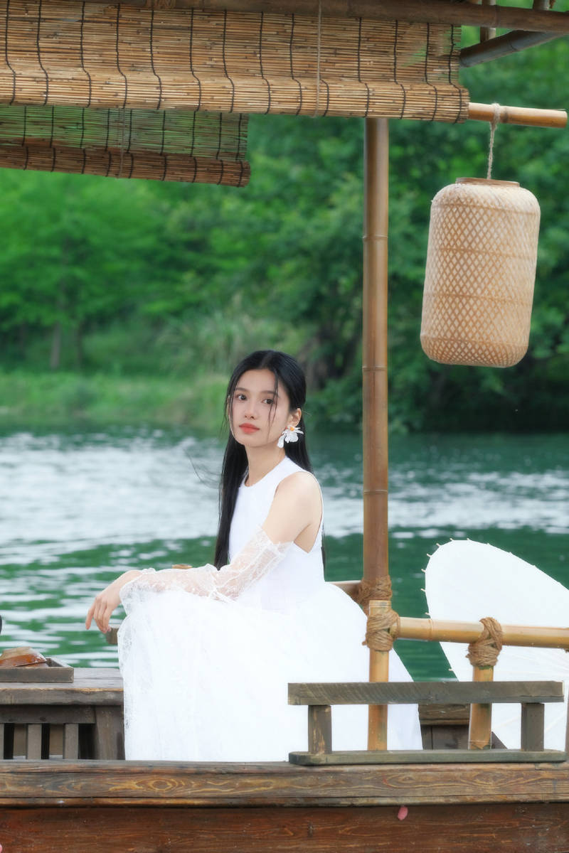 张婧仪山水间古风大片曝光 一袭白裙有气质