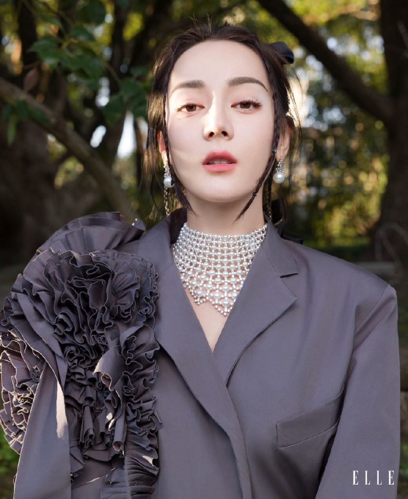 迪丽热巴拍写真 秀优越肩颈线时尚感满分