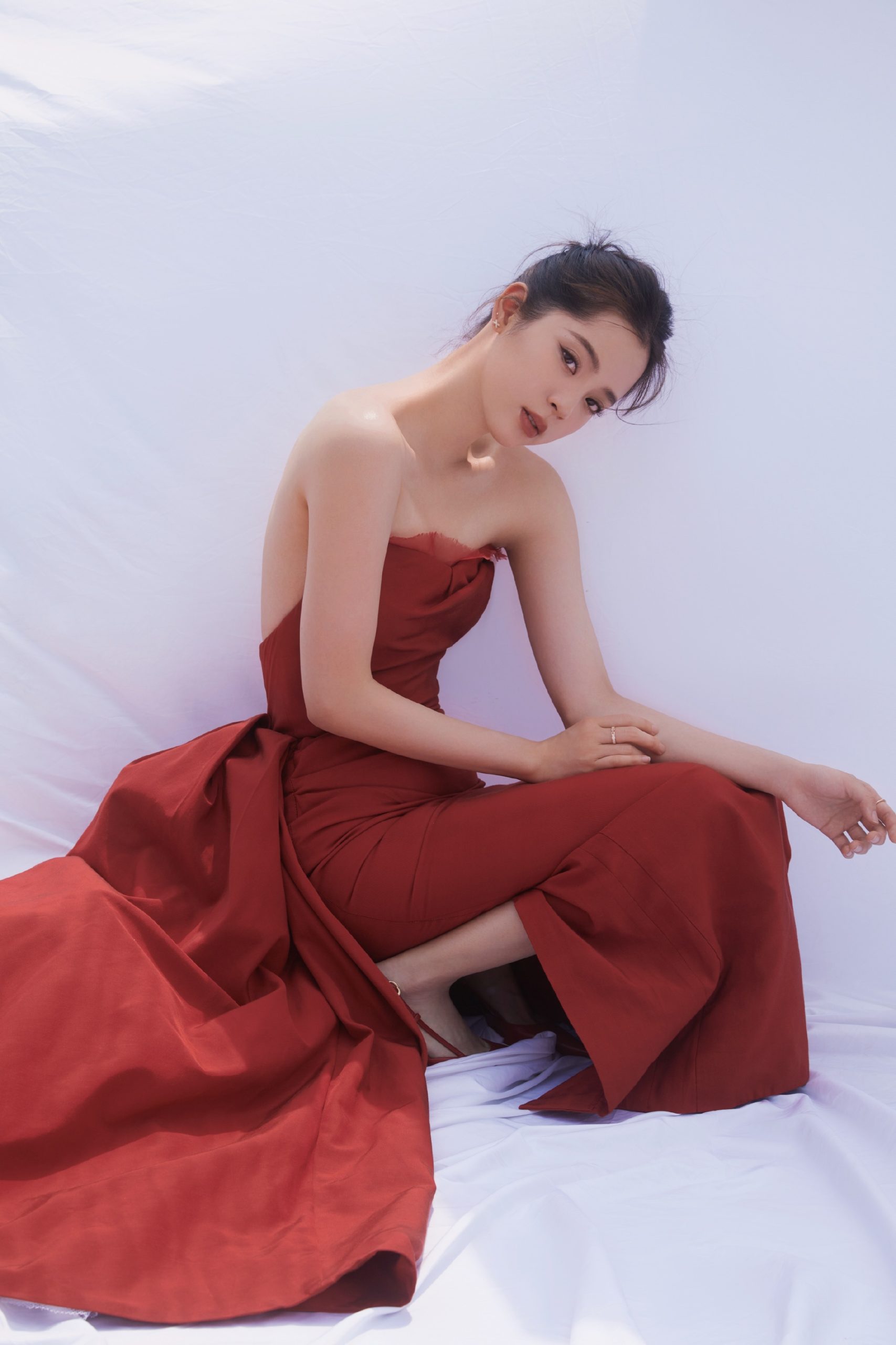 欧阳娜娜穿红裙大秀美背 肌肤白嫩侧颜精致
