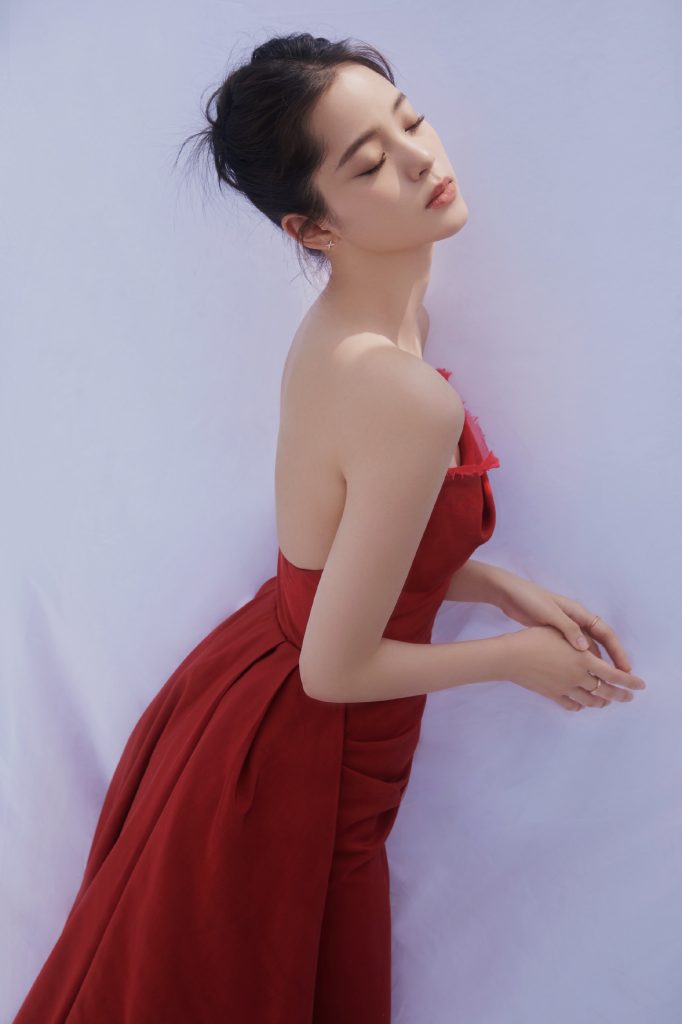 欧阳娜娜穿红裙大秀美背 肌肤白嫩侧颜精致