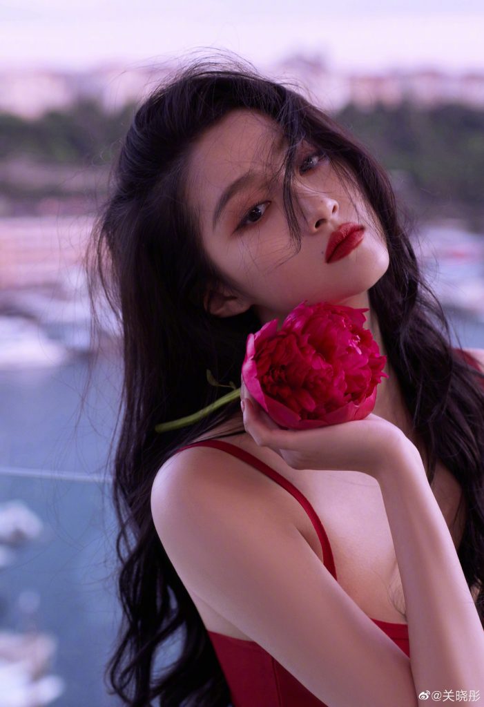 娇艳动人！关晓彤穿吊带红裙勾勒完美身材