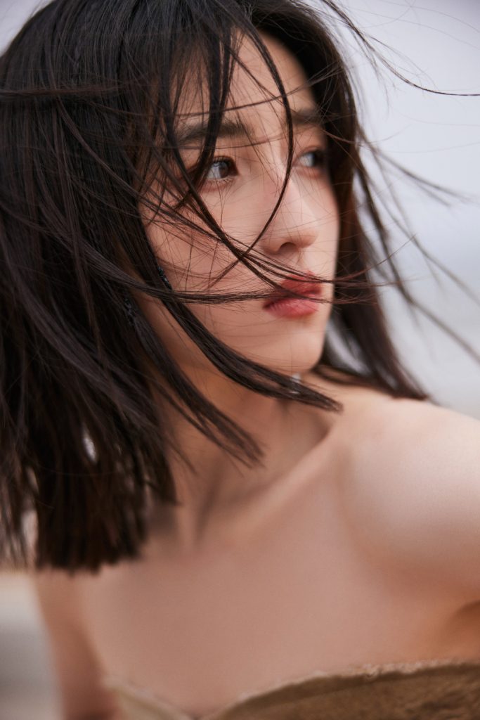 张子枫抹胸礼裙 身材曲线好背影优雅大气