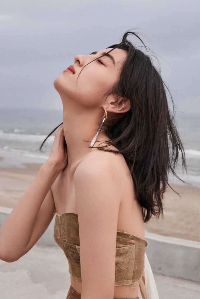 张子枫抹胸礼裙 身材曲线好背影优雅大气