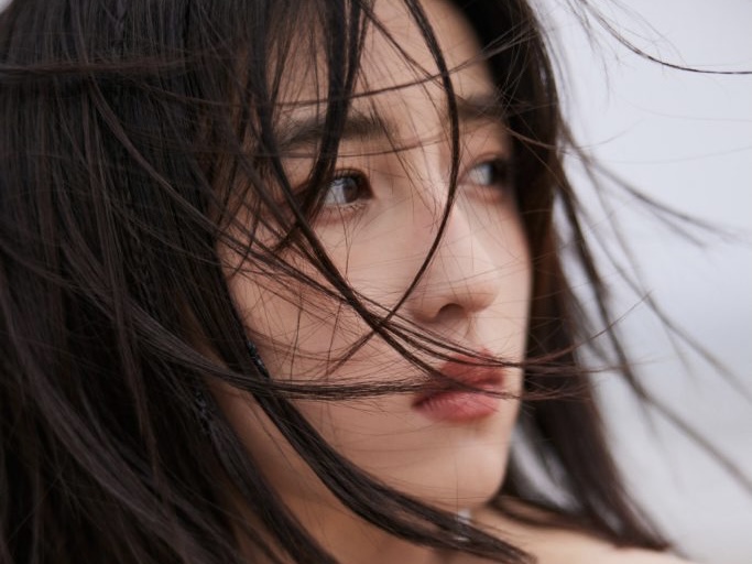 张子枫抹胸礼裙 身材曲线好背影优雅大气