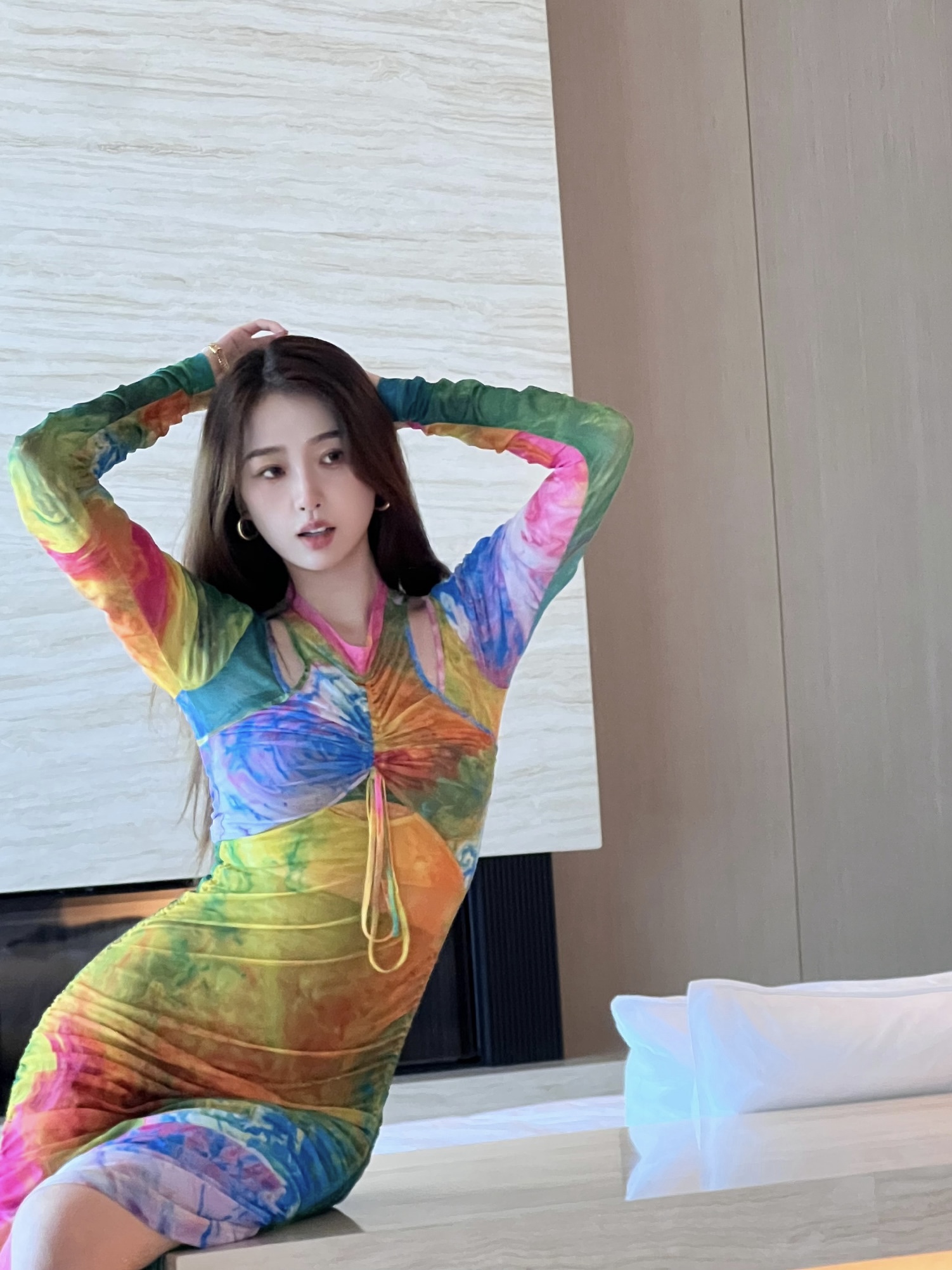 虞书欣穿彩色包臀裙秀身材 凹造型又甜又酷