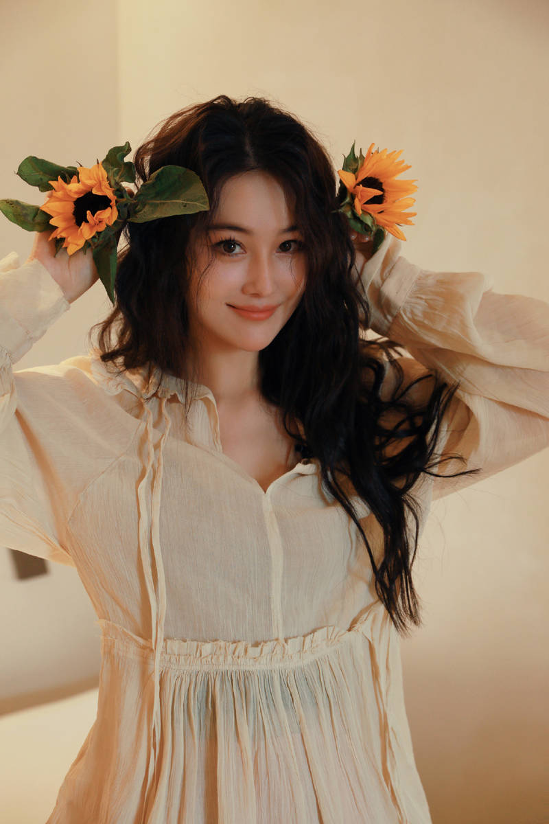 张馨予羊毛卷造型手捧向日葵似许愿少女