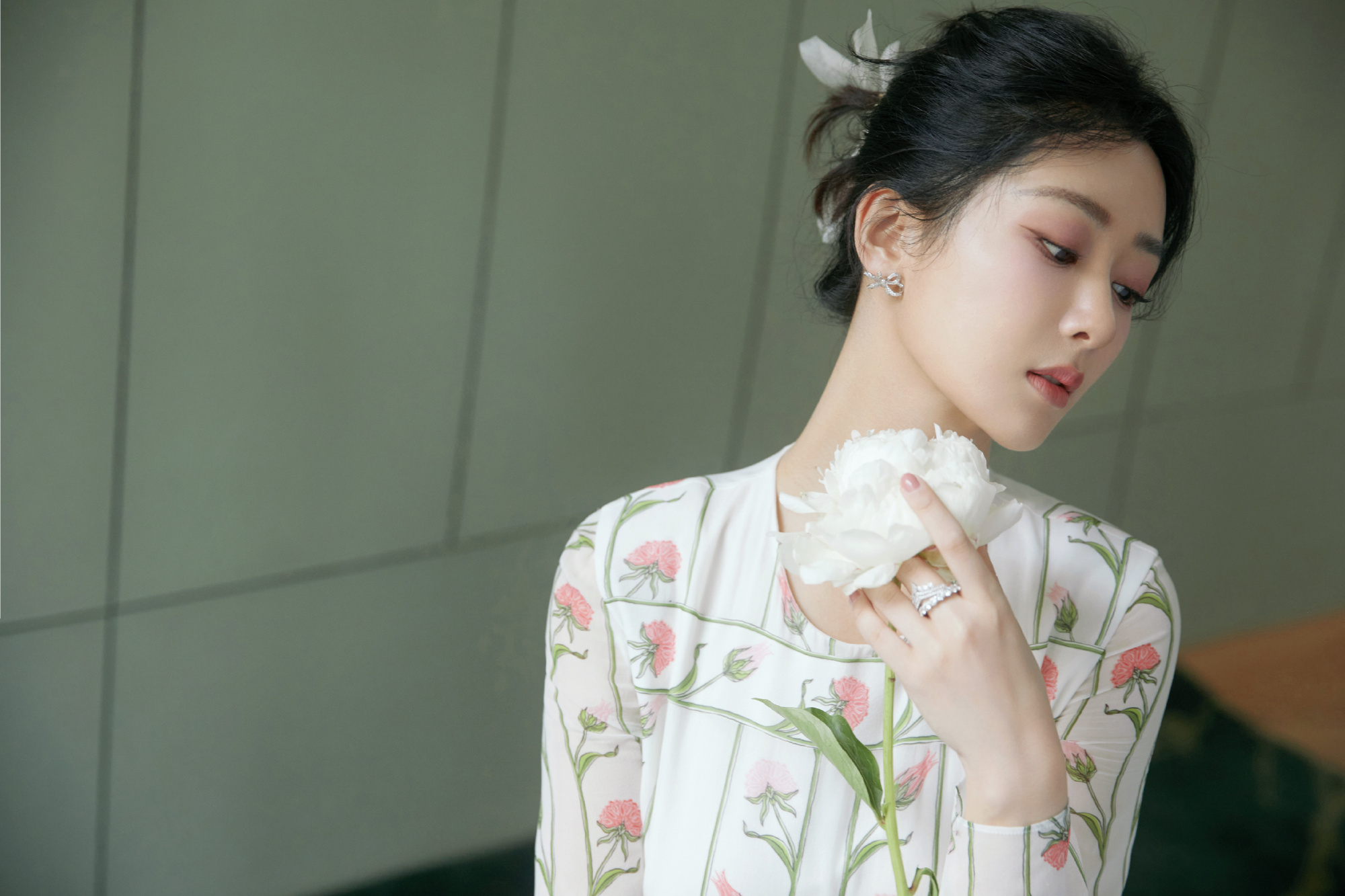 杨紫盘发穿花裙温柔似水 手拿鲜花娇艳动人