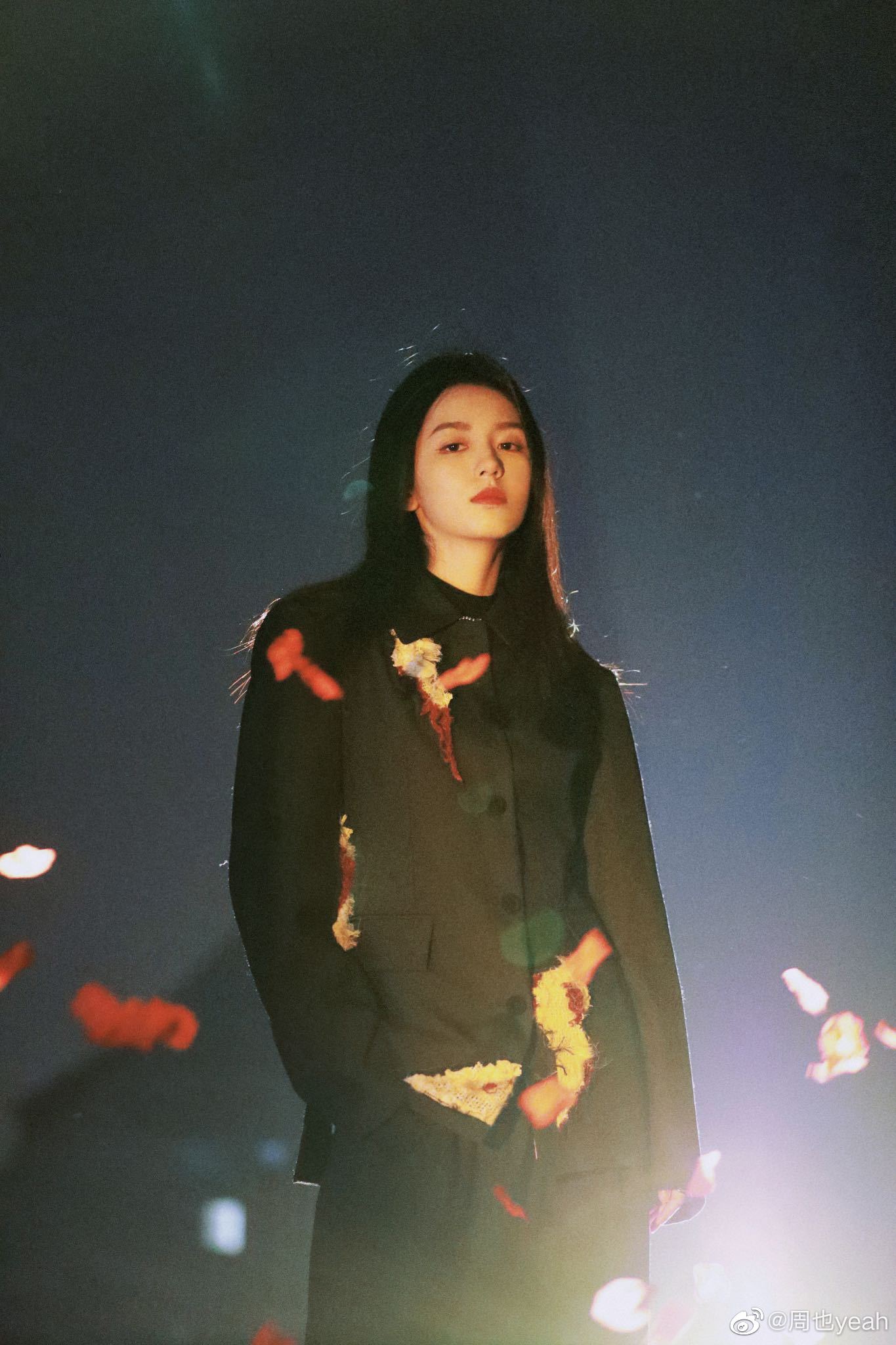 周也穿全黑装秒变“恶女” 夜灯下酷飒有型