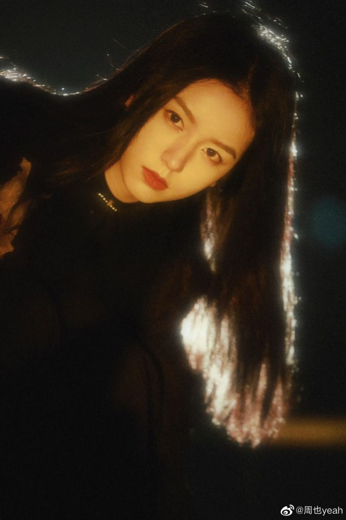 周也穿全黑装秒变“恶女” 夜灯下酷飒有型