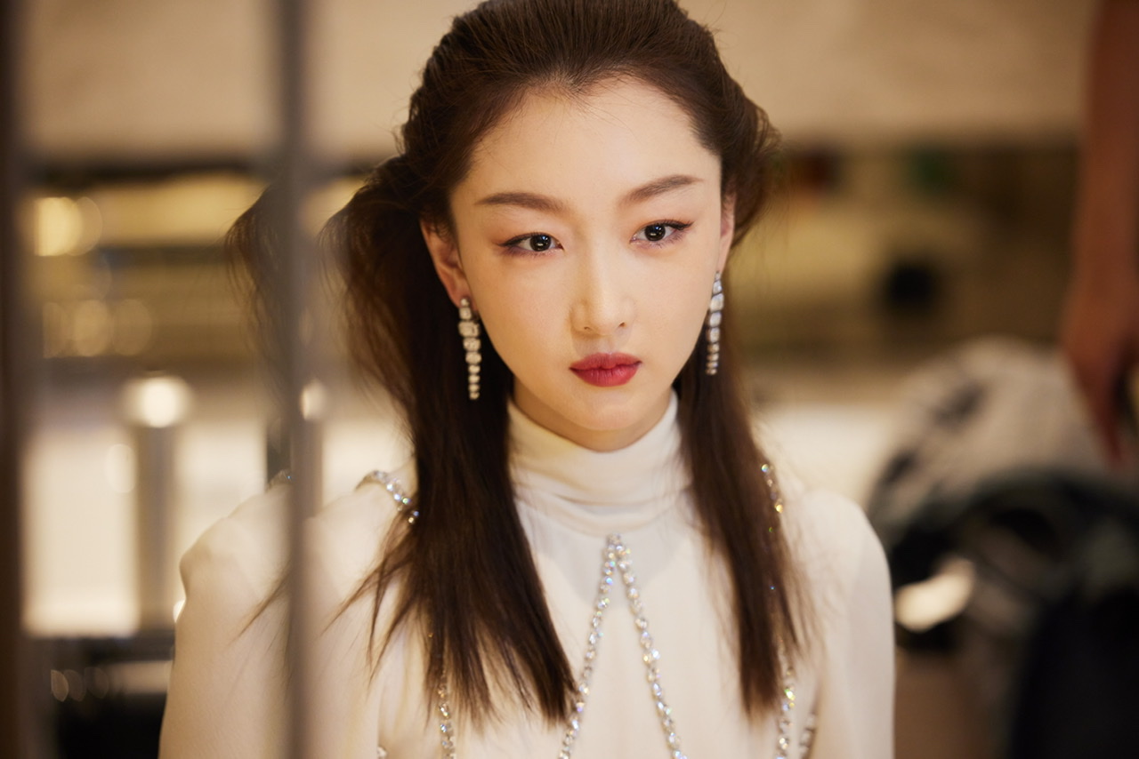 周冬雨身穿白色长裙 低头甜笑彰显少女活力