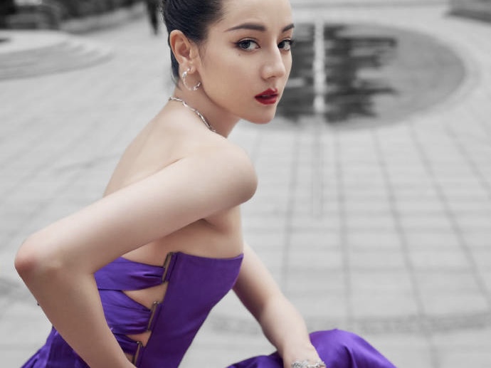 迪丽热巴穿紫色长裙拍大片 露香肩秀好身材