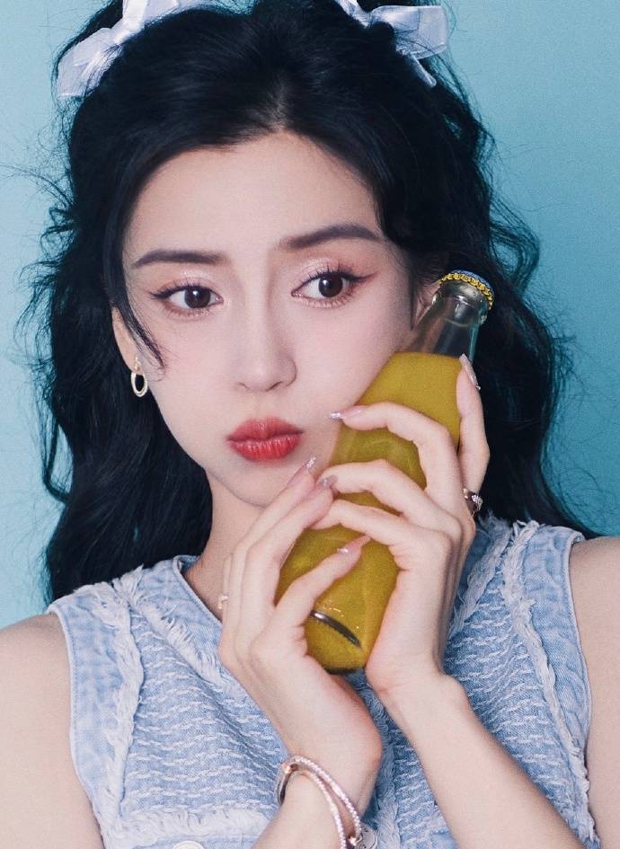 杨颖对镜比心少女感十足 蓝色遐想糖度拉满