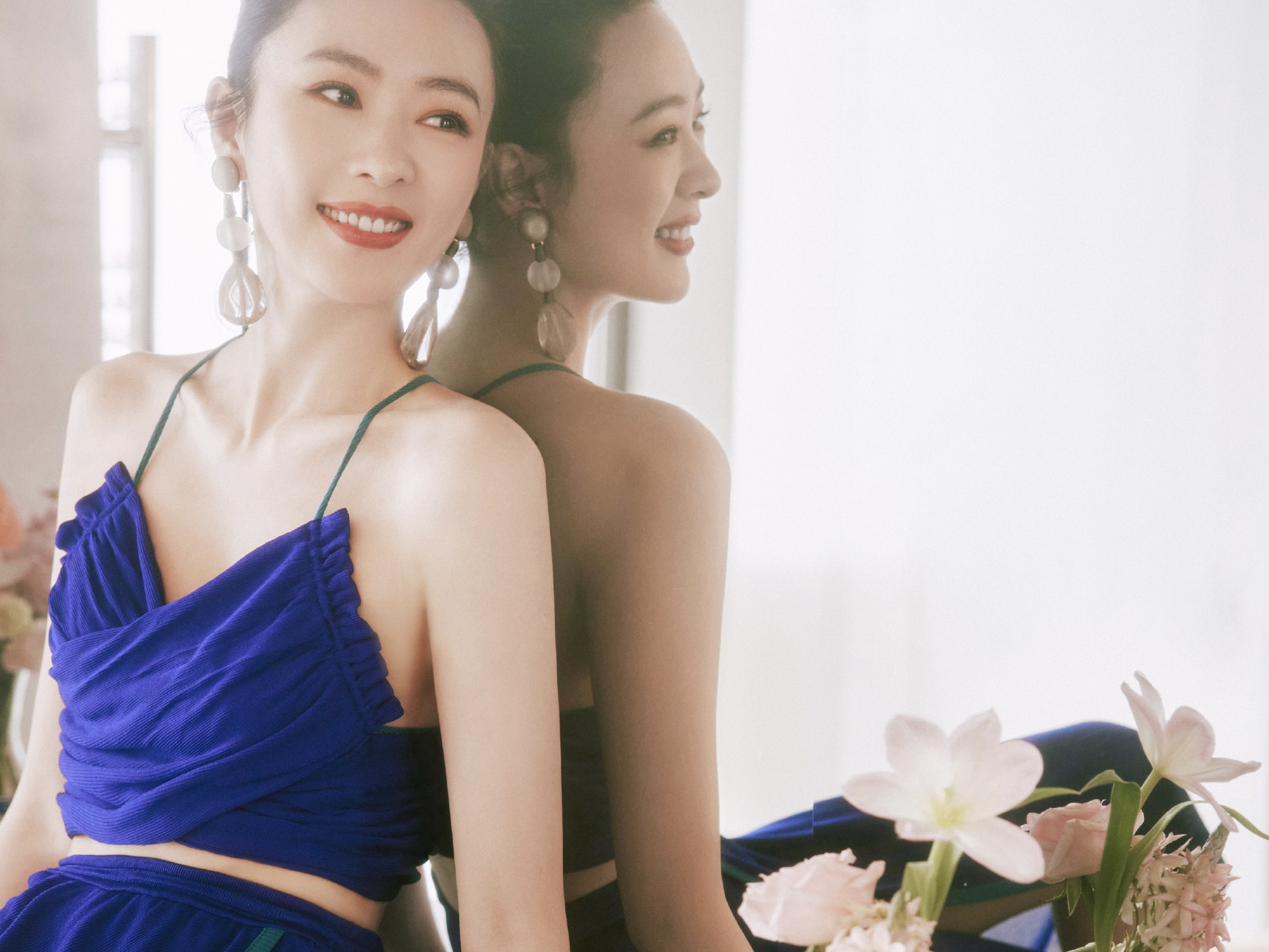 童瑶穿蓝色吊带露细腰 坐姿随性魅力满分