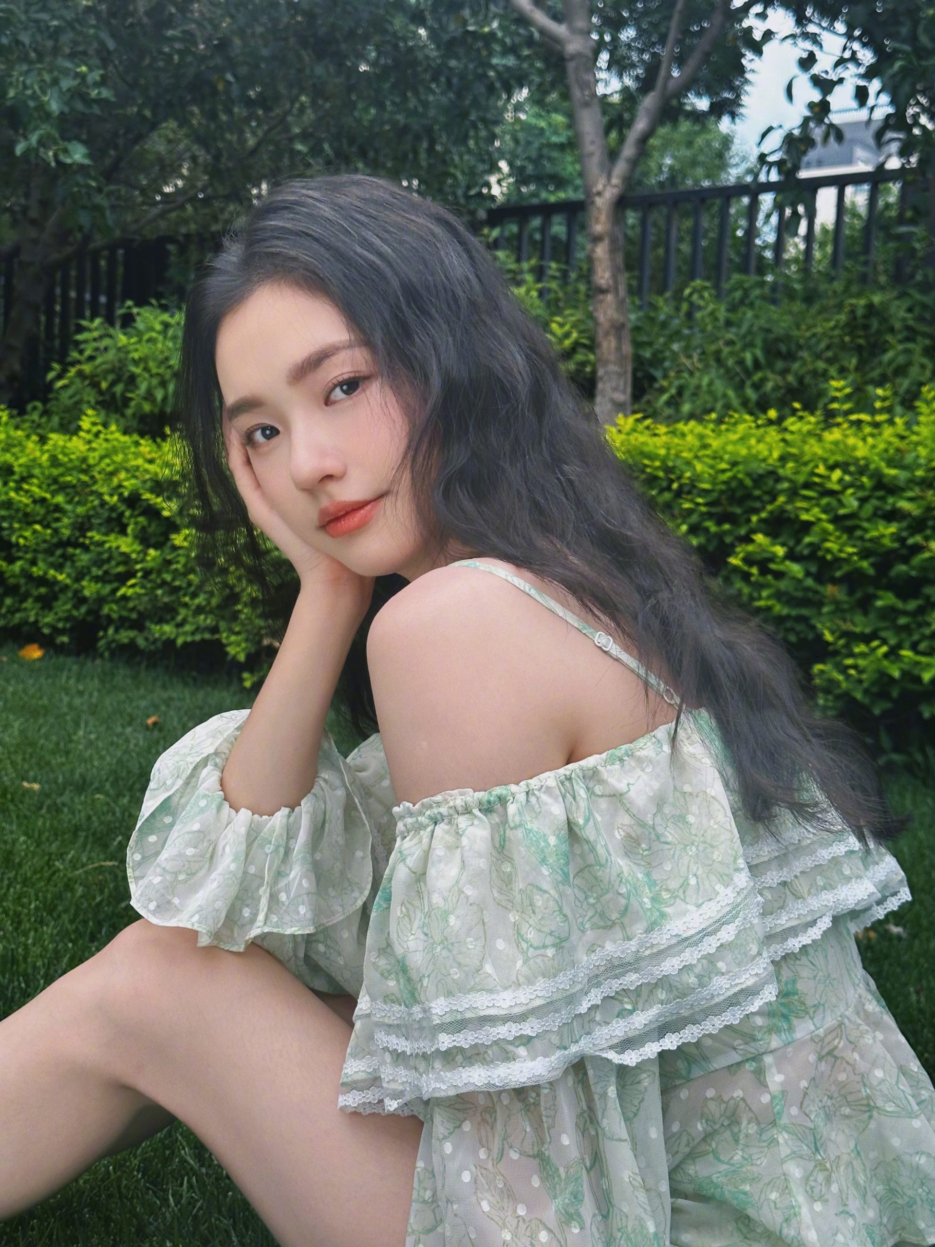 林允穿绿衣清新可人 坐草坪上美腿吸睛