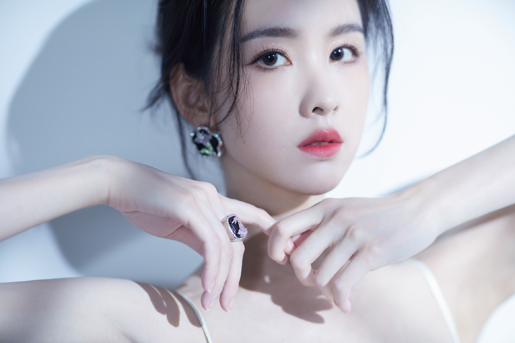 陈都灵穿吊带白裙秀天鹅颈 肤白貌美气质佳