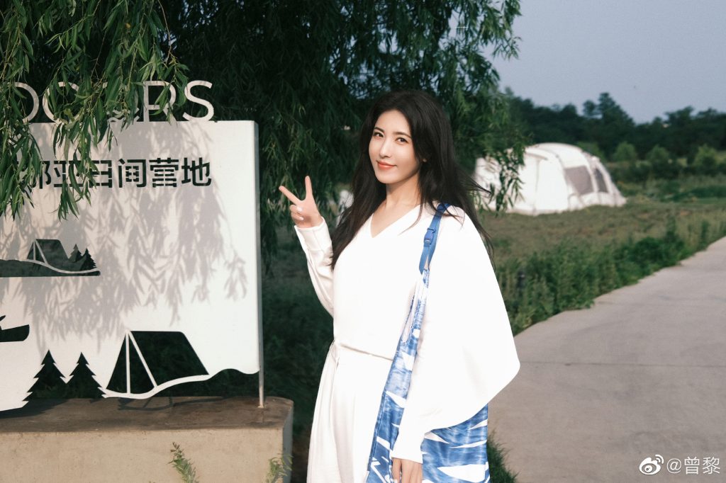 曾黎穿白色套装干练优雅 比耶微笑超温柔