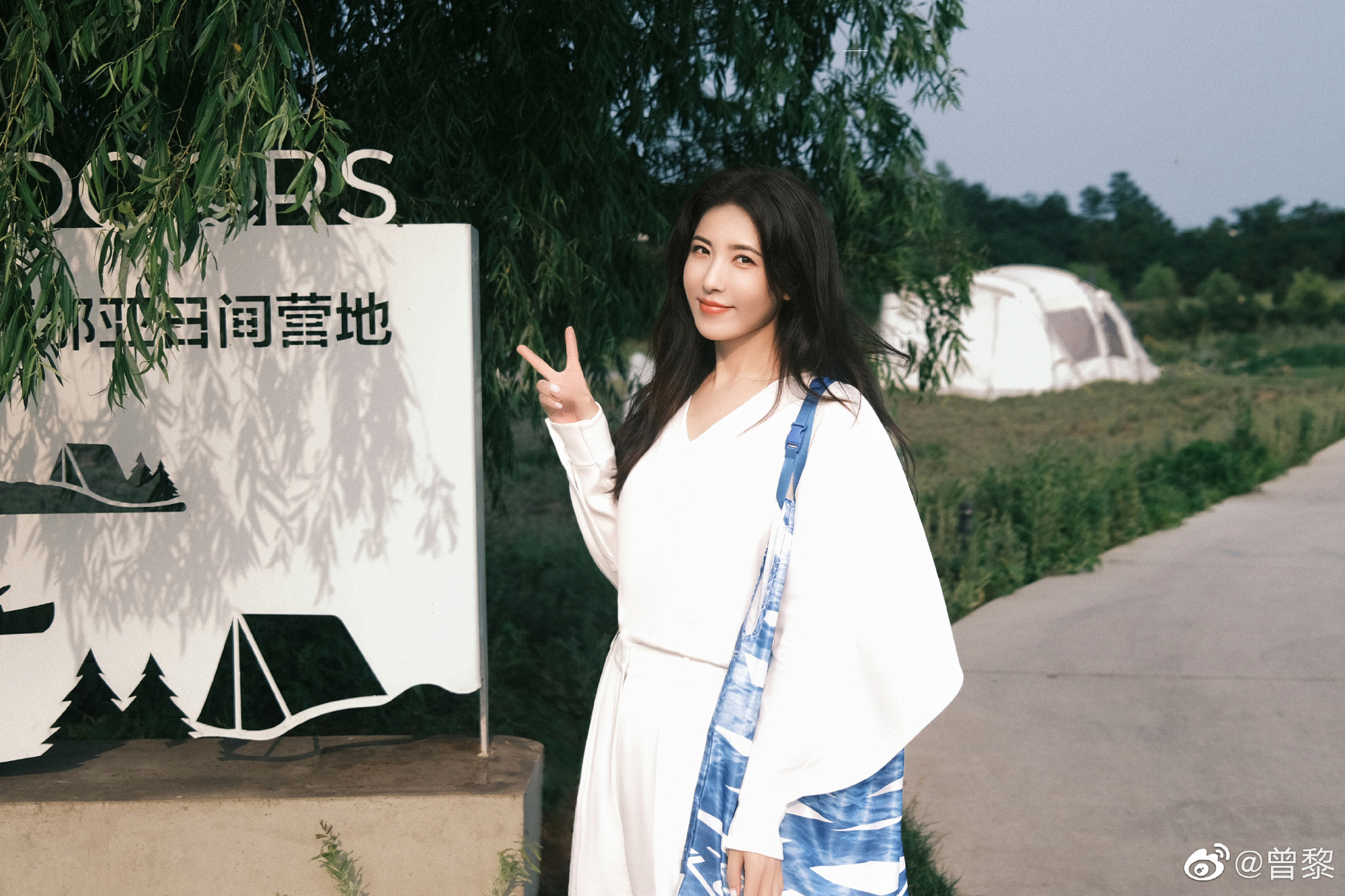曾黎穿白色套装干练优雅 比耶微笑超温柔