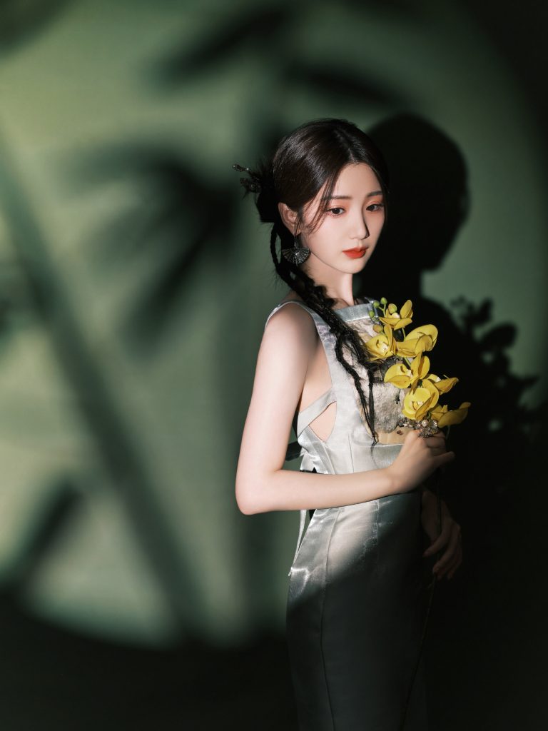 毛晓彤穿银色缎面裙露美背 插发簪气质清冷