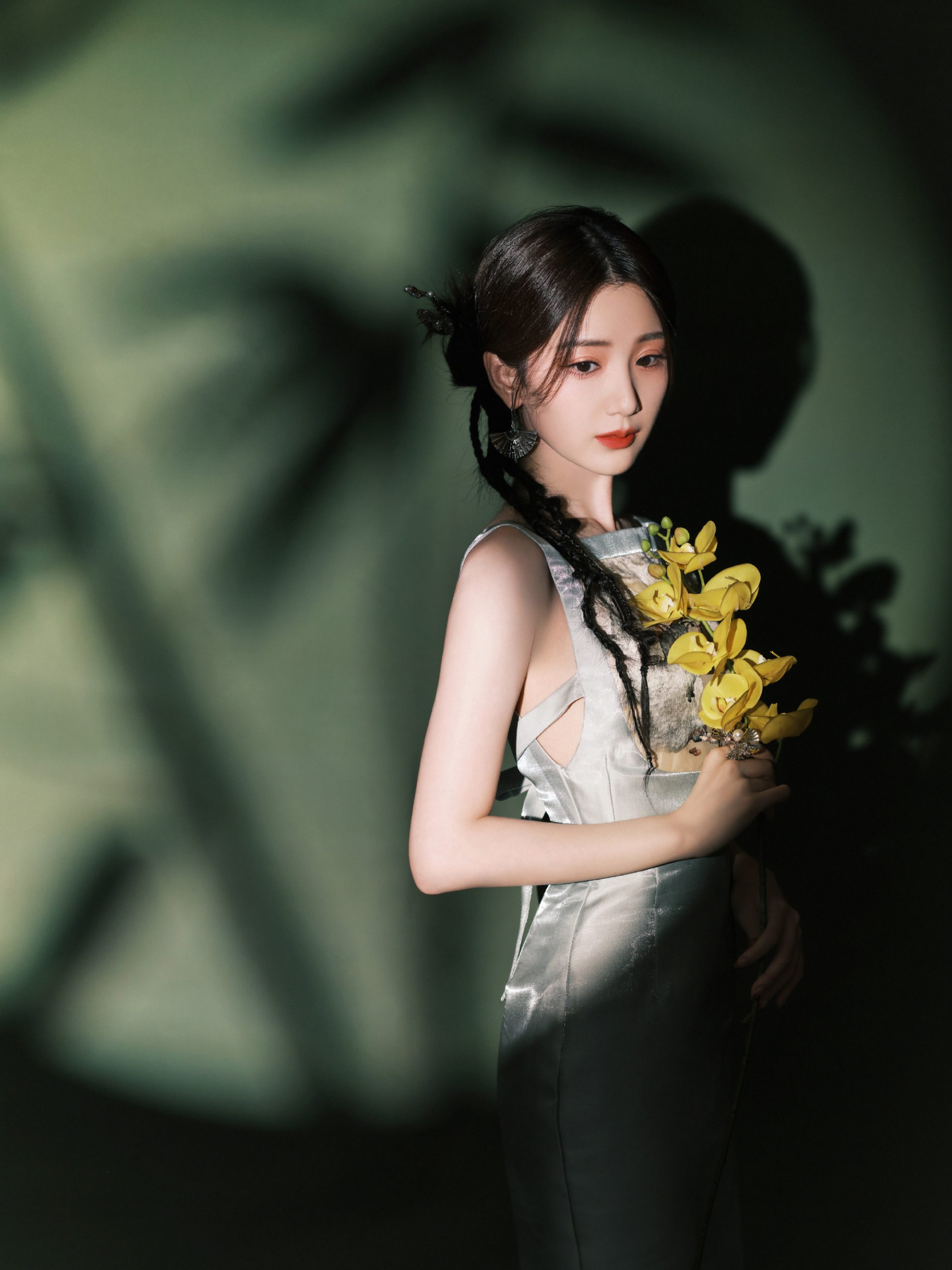 毛晓彤穿银色缎面裙露美背 插发簪气质清冷