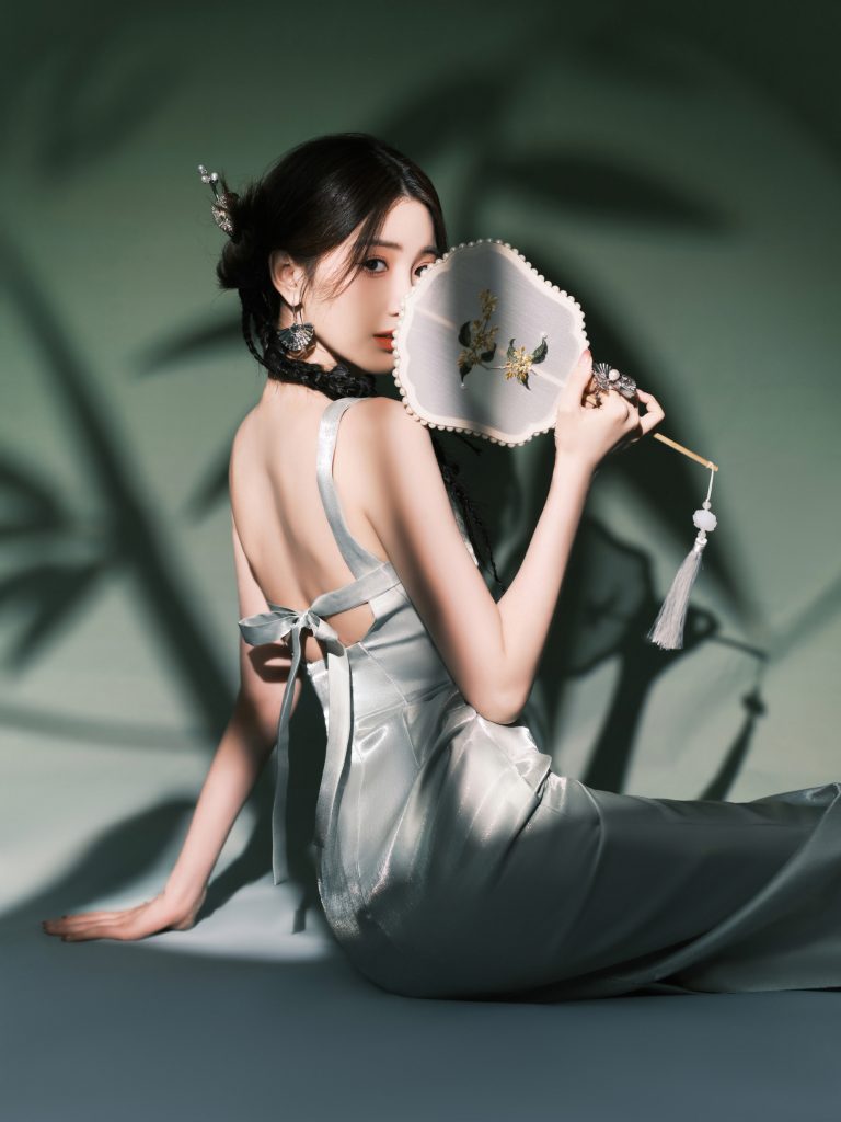 毛晓彤穿银色缎面裙露美背 插发簪气质清冷