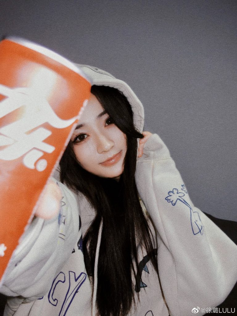徐璐穿连帽卫衣嘟嘴卖萌 对镜头俏皮wink