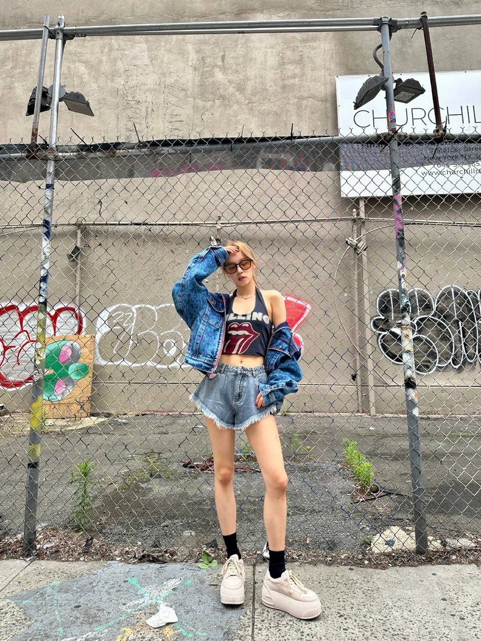 宋雨琦穿挂脖装露美背 戴墨镜扮酷秒变辣妹