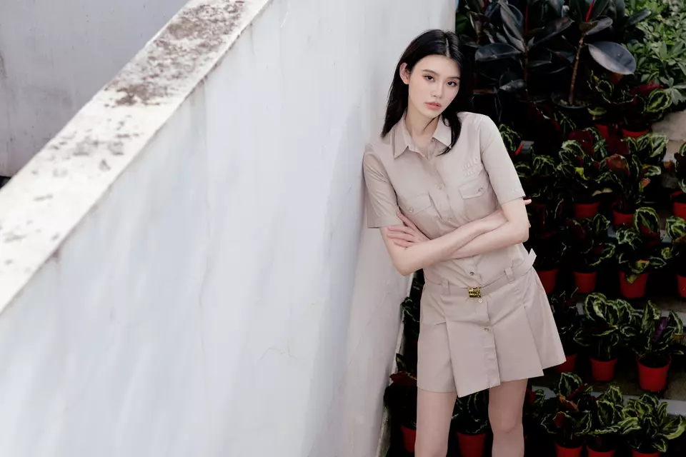 奚梦瑶穿衬衫裙清纯可人露美腿秀超模气场