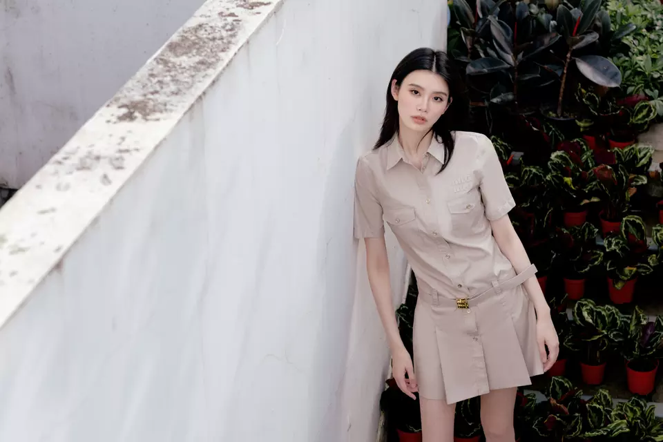 奚梦瑶穿衬衫裙清纯可人露美腿秀超模气场