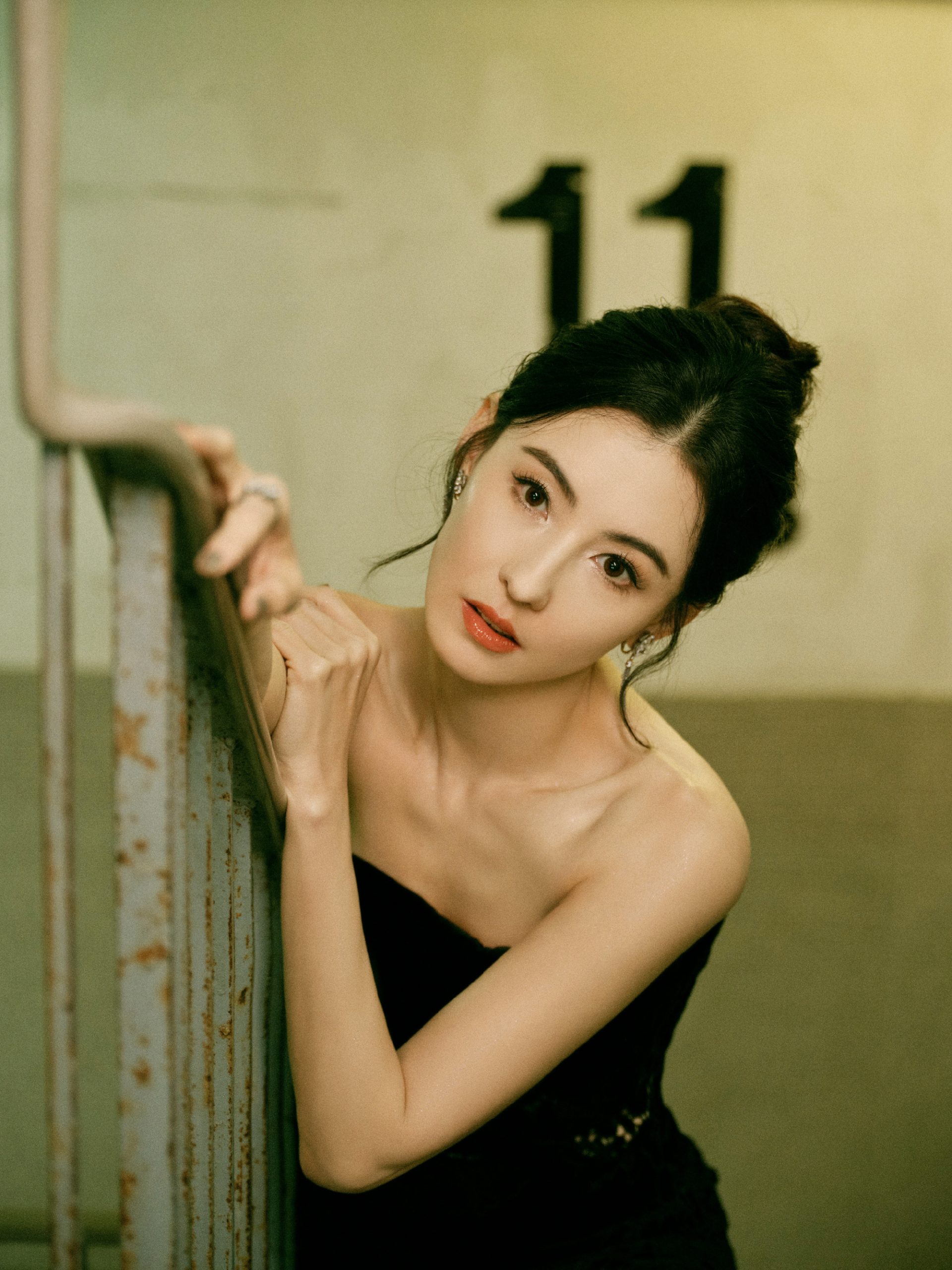 张柏芝穿抹胸黑裙露香肩 美貌冻龄颜值高