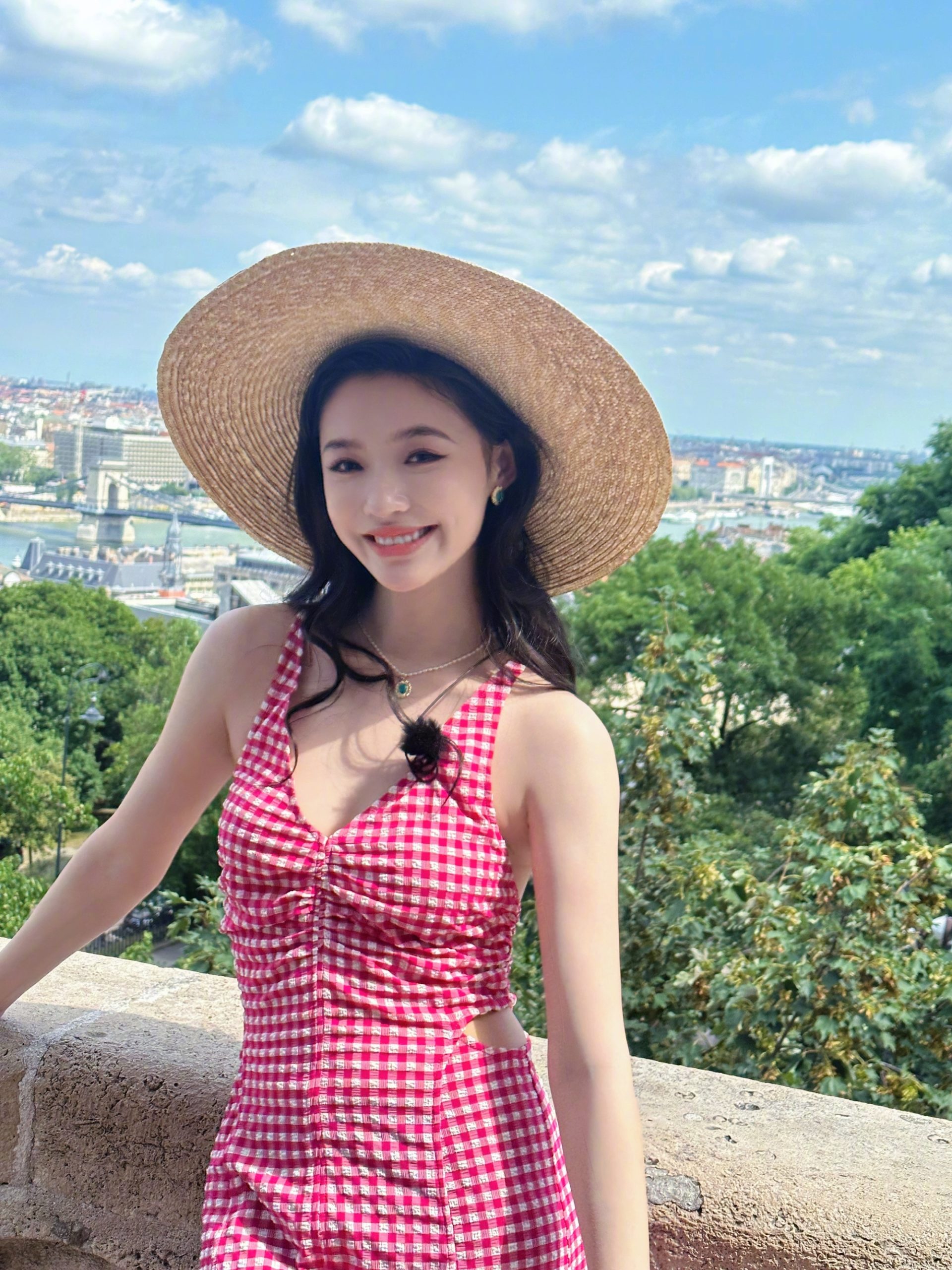 林允穿红色格纹裙戴草帽 甜笑娇俏可人