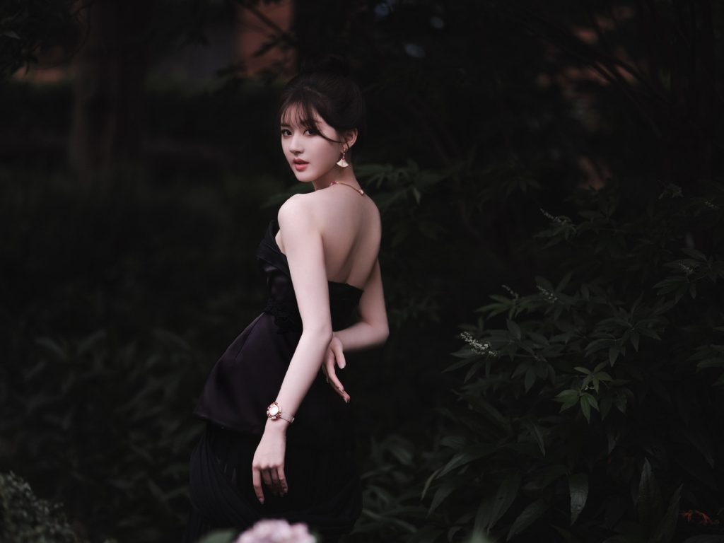 赵露思扎丸子头穿抹胸裙 露香肩美腿身材好