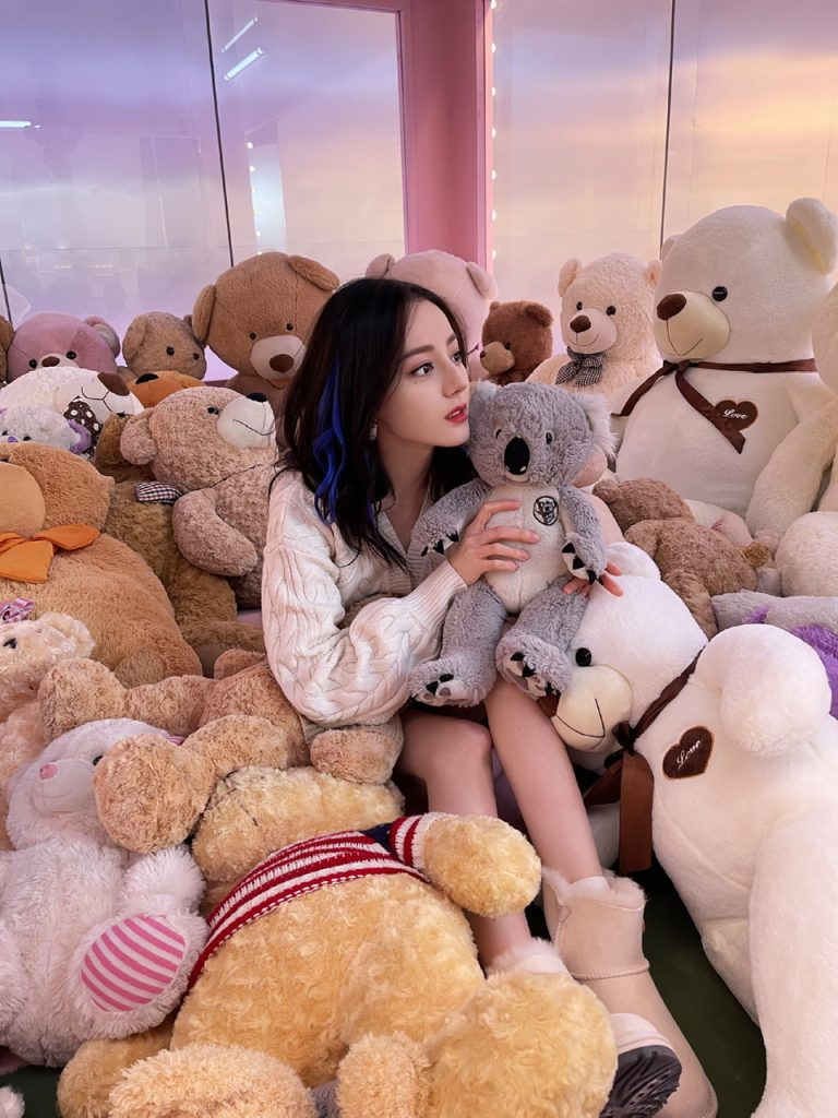 热巴生活美照曝光 挑染蓝发个性吸睛