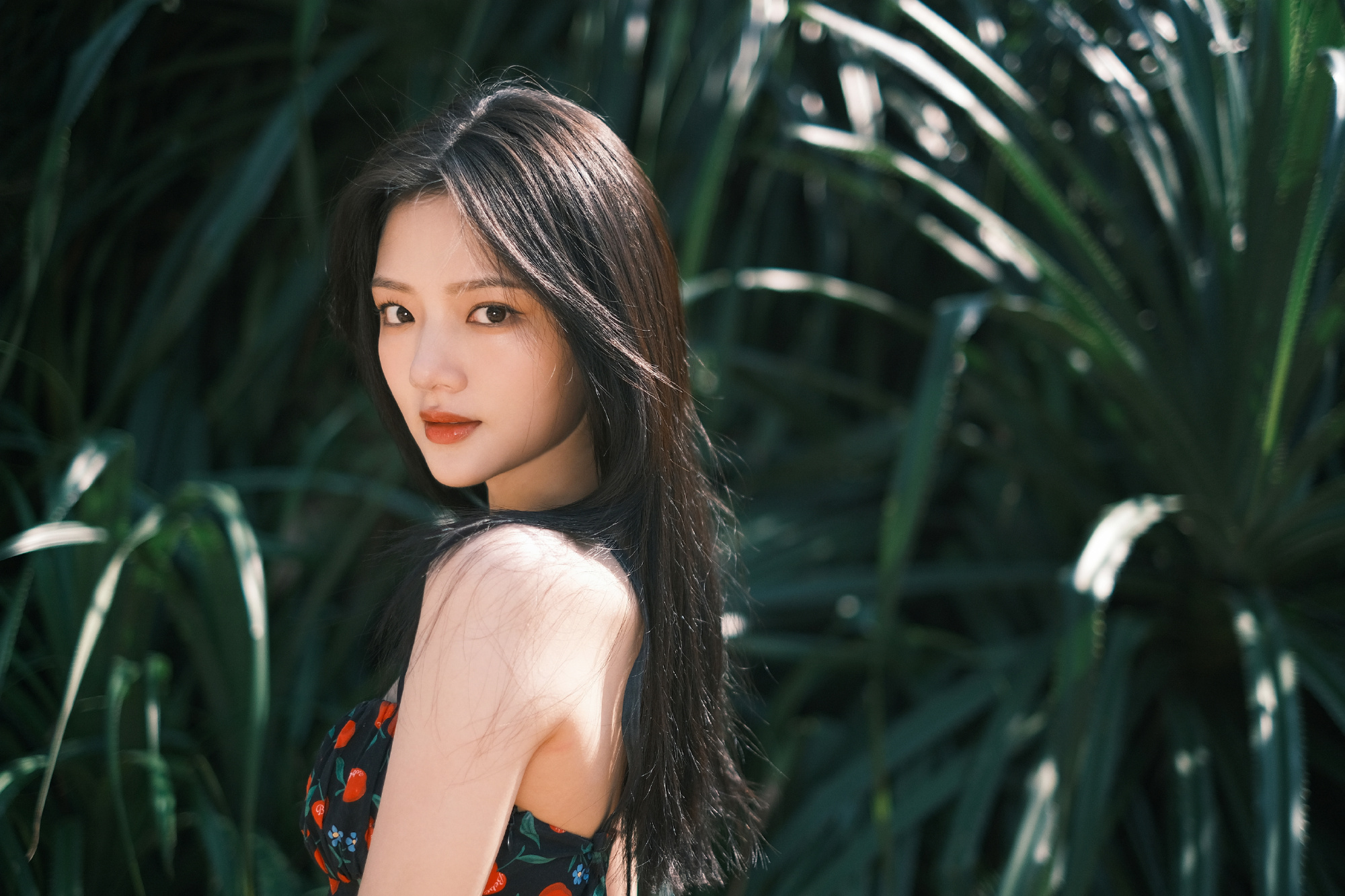 任敏穿樱桃碎花裙拍美照 嘟嘴卖萌好可爱