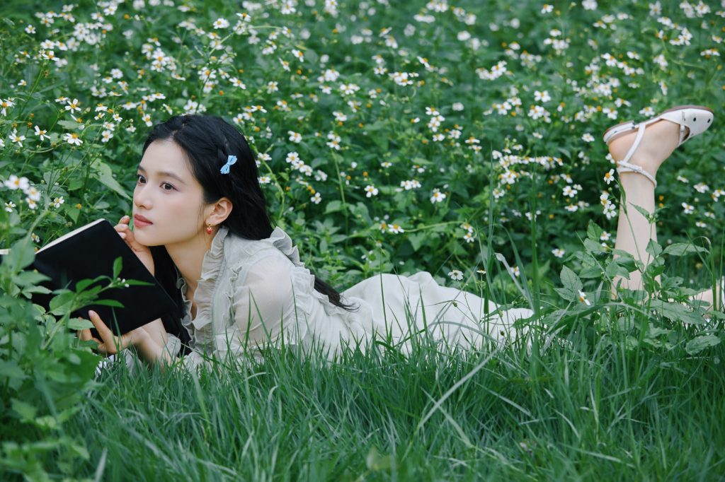 张婧仪穿纱裙坐木船 闭眼小憩好似仙女