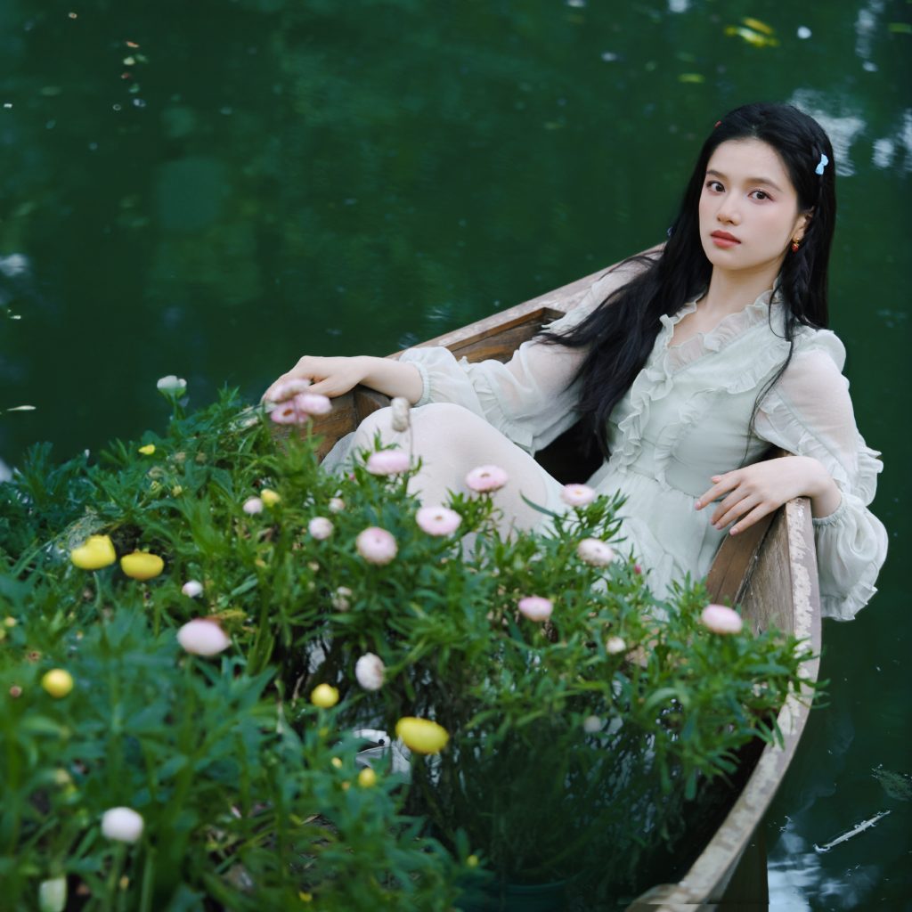 张婧仪穿纱裙坐木船 闭眼小憩好似仙女