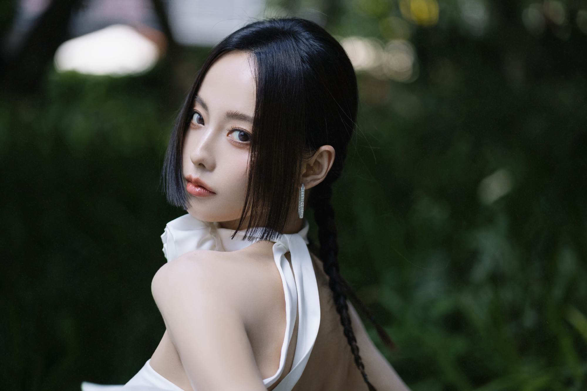 张嘉倪穿白裙扎蛇蝎辫 露香肩美腿明媚动人
