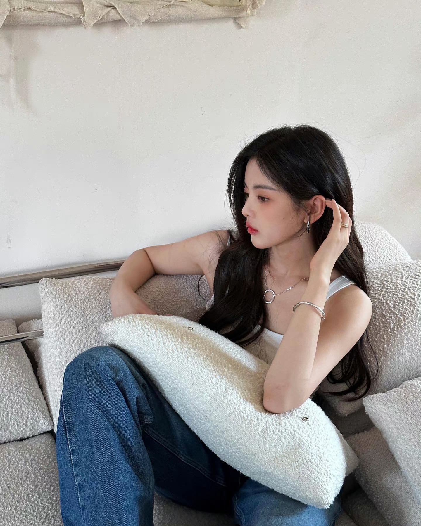 杨超越晒夏日清爽美照 双手捧脸嘟嘴卖萌