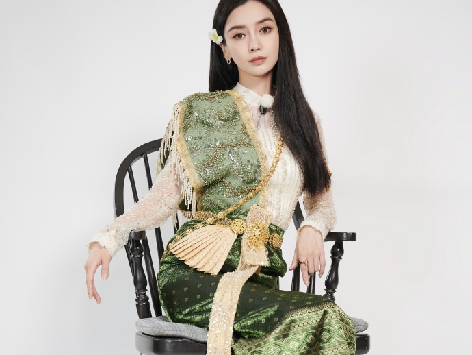 Angelababy异域造型释出 黑长直婀娜多姿